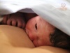 Prvé prisatie bábätka na prsník by sa malo uskutočniť niekedy v prvej hodine po pôrode